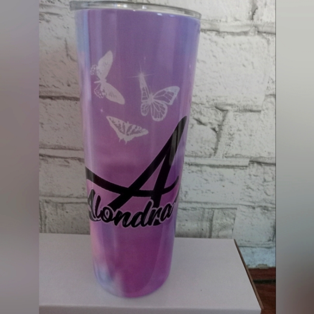 NUEVO Elegante termo morado personalizado con el nombre Alondra.